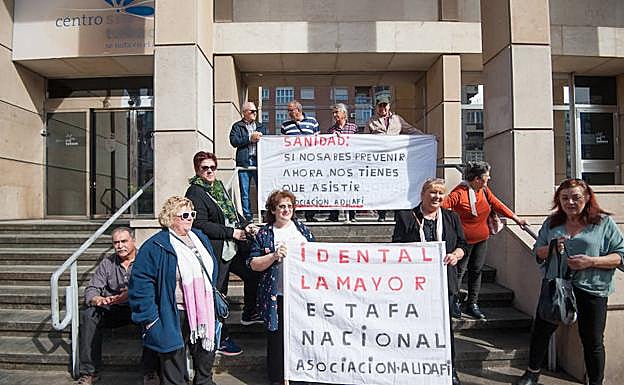 Miembros de la asociación de afectados por iDental manifestándose frente a Conserjería de Sanidad y Consumo.