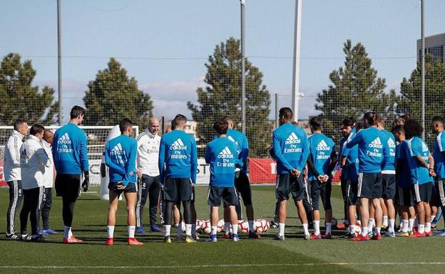 Zidane dirige la sesión de trabajo del Real Madrid en Vadebebas. 