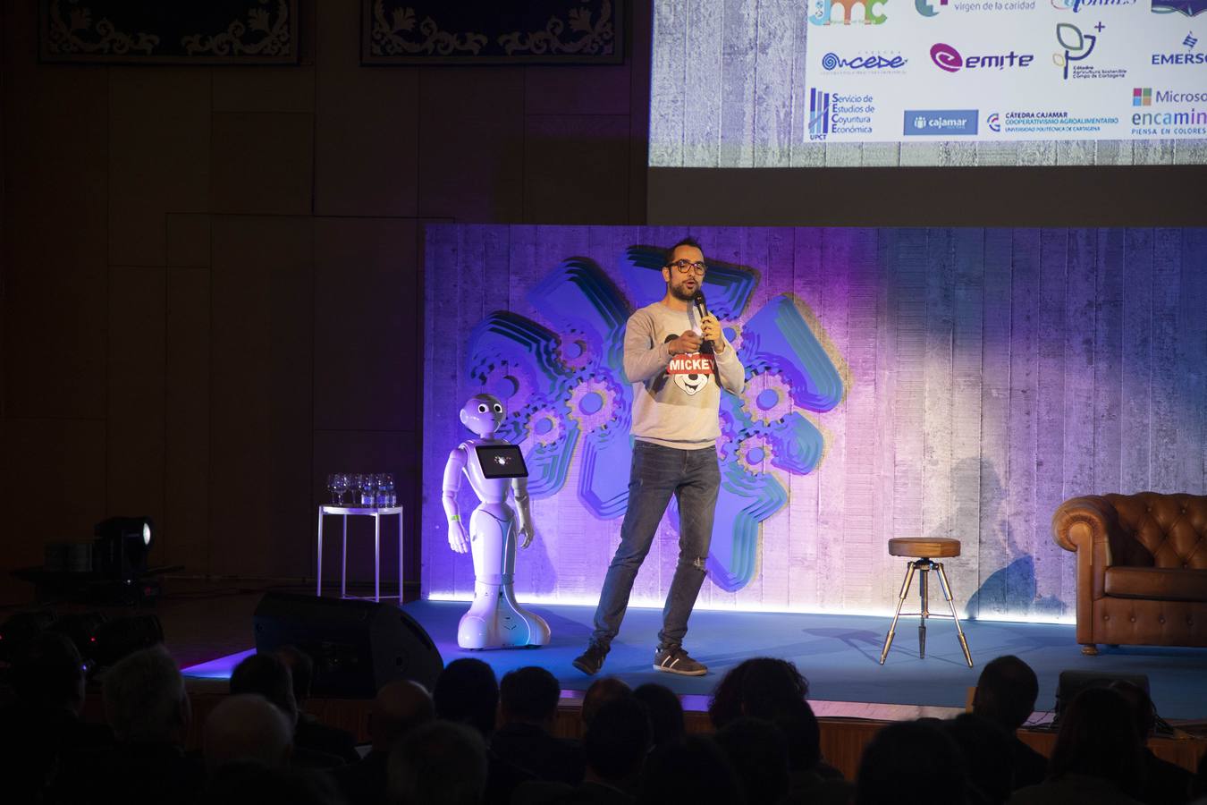 Copresentado por el robot Pepper y el humorista Chema Ruiz a la cita asistieron Juan José Ruiz y Adolfo Soengas, directores de I+D+i y de Tecnología de Grupo Aldesa. Ambos explicaron las expectativas y las implicaciones del llamado internet de las cosas (IoT). Como ejemplo, utilizaron un dispositivo que monitoriza un cruce a distancia, a través de una aplicación.