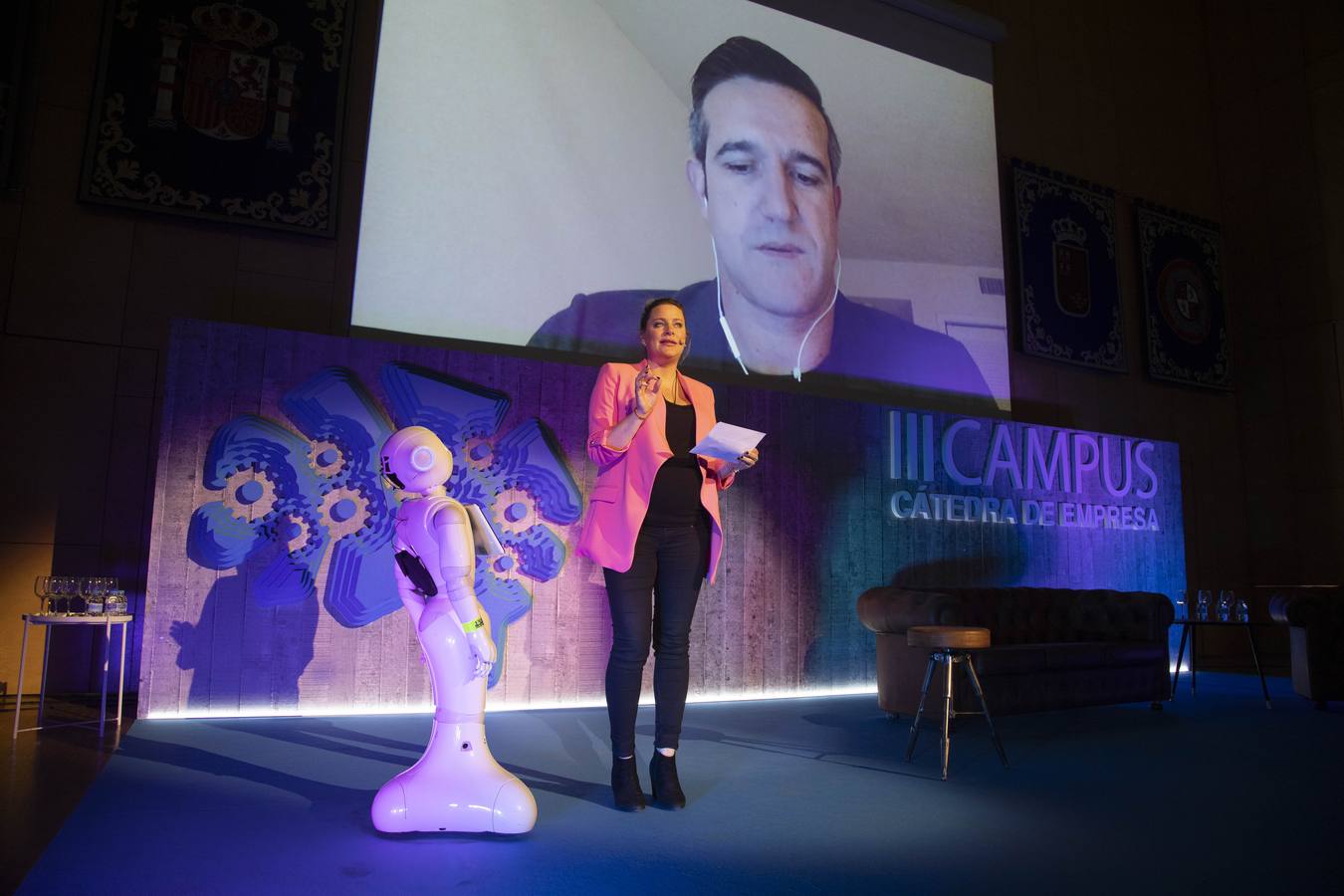 Copresentado por el robot Pepper y el humorista Chema Ruiz a la cita asistieron Juan José Ruiz y Adolfo Soengas, directores de I+D+i y de Tecnología de Grupo Aldesa. Ambos explicaron las expectativas y las implicaciones del llamado internet de las cosas (IoT). Como ejemplo, utilizaron un dispositivo que monitoriza un cruce a distancia, a través de una aplicación.