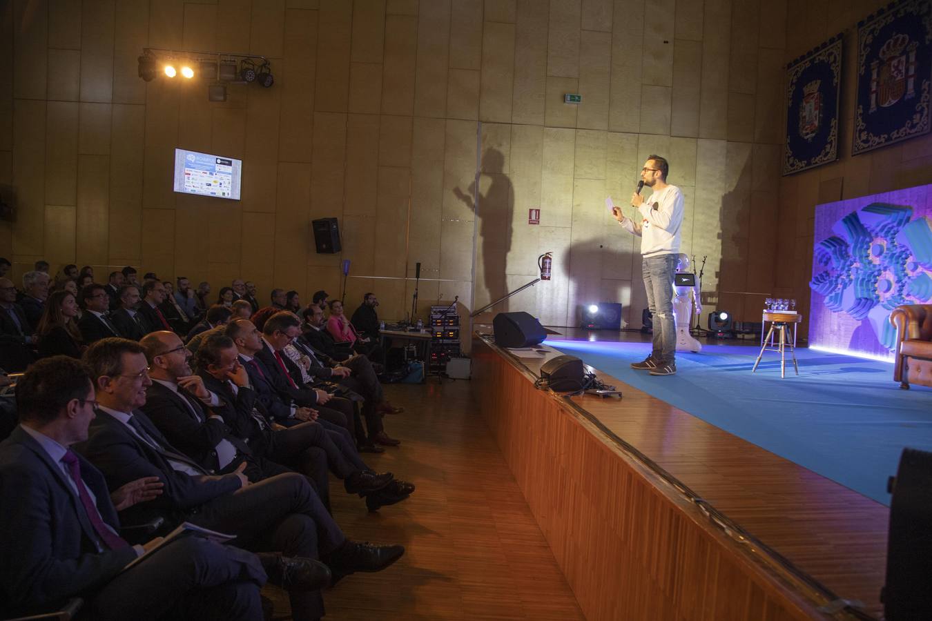 Copresentado por el robot Pepper y el humorista Chema Ruiz a la cita asistieron Juan José Ruiz y Adolfo Soengas, directores de I+D+i y de Tecnología de Grupo Aldesa. Ambos explicaron las expectativas y las implicaciones del llamado internet de las cosas (IoT). Como ejemplo, utilizaron un dispositivo que monitoriza un cruce a distancia, a través de una aplicación.