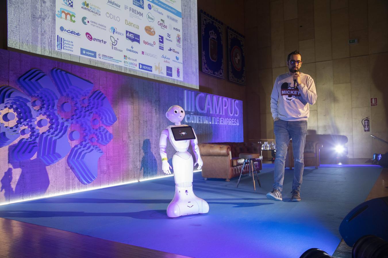 Copresentado por el robot Pepper y el humorista Chema Ruiz a la cita asistieron Juan José Ruiz y Adolfo Soengas, directores de I+D+i y de Tecnología de Grupo Aldesa. Ambos explicaron las expectativas y las implicaciones del llamado internet de las cosas (IoT). Como ejemplo, utilizaron un dispositivo que monitoriza un cruce a distancia, a través de una aplicación.