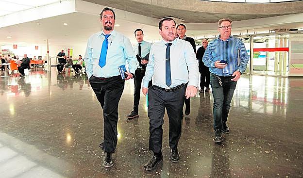 José Pérez Garvi (Unión del Taxi) y Sergio Navarro (Radiotaxi) entran en el edificio municipal de Abenarabi para reunirse con la concejal de Tráfico. 