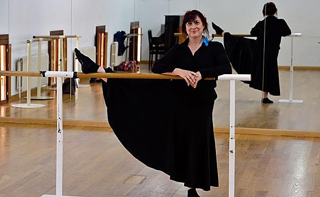 La artista Isabel Lavella, en un aula del Conservatorio Profesional de Danza de Murcia. 