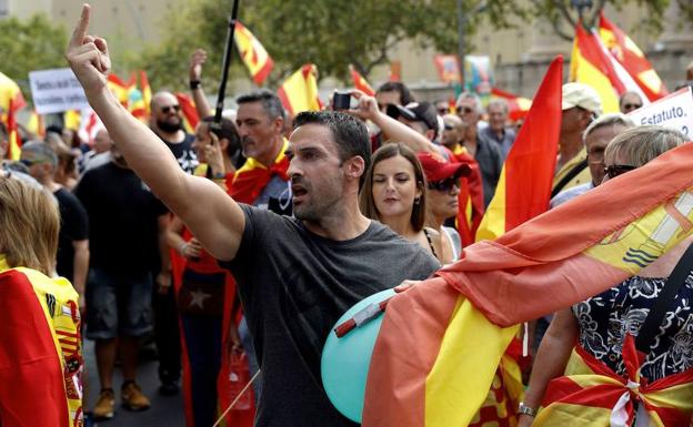 Varias personas con banderas de España en Barcelona durante una manifestación convocada por el empresario José Manuel Opazo en Barcelona, que apoyó también Vox, en «defensa de la unidad de España». 