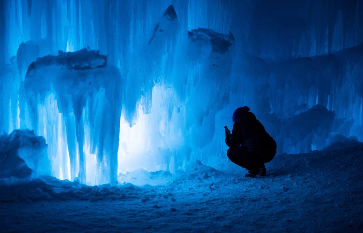 Vista del interior del castillo de hielo en North Woodstock, New Hampshire (EE.UU.). El castillo de hielo, iluminado con colores, requiere seis meses de preparación y es uno de los seis lugares en los Estados Unidos administrados por la compañía de Utah, Ice Castles.