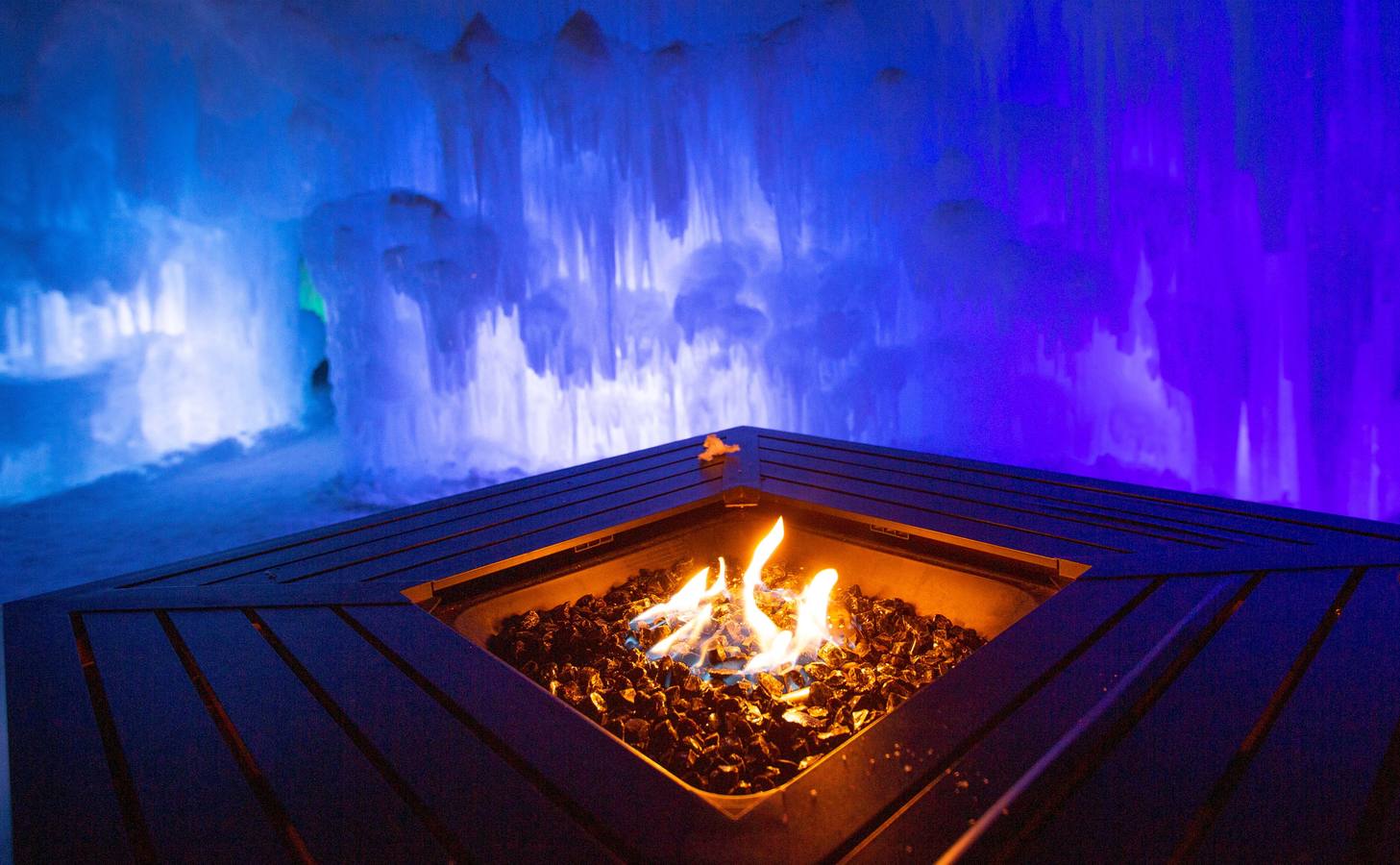 Vista del interior del castillo de hielo en North Woodstock, New Hampshire (EE.UU.). El castillo de hielo, iluminado con colores, requiere seis meses de preparación y es uno de los seis lugares en los Estados Unidos administrados por la compañía de Utah, Ice Castles.