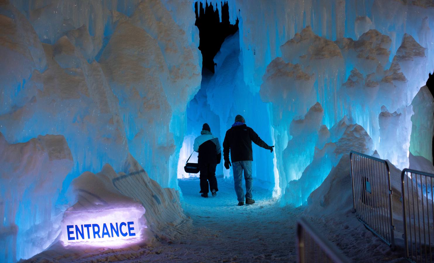 Vista del interior del castillo de hielo en North Woodstock, New Hampshire (EE.UU.). El castillo de hielo, iluminado con colores, requiere seis meses de preparación y es uno de los seis lugares en los Estados Unidos administrados por la compañía de Utah, Ice Castles.
