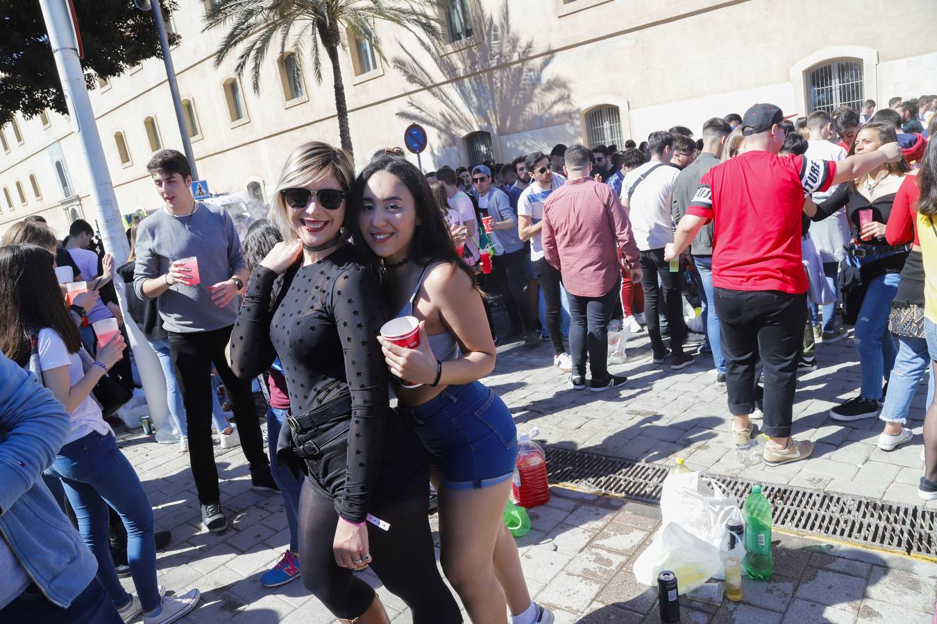 Universitarios de Industriales y 'Teleco' celebran San José en el campus, que instala un punto violeta contra las agresiones sexuales. Cocineros de la empresa El Tirol reparten platos de arroz