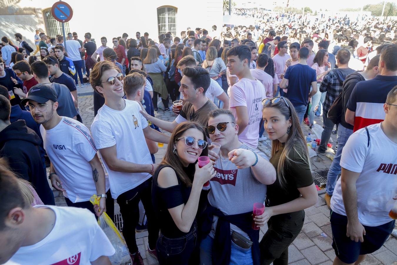 Universitarios de Industriales y 'Teleco' celebran San José en el campus, que instala un punto violeta contra las agresiones sexuales. Cocineros de la empresa El Tirol reparten platos de arroz