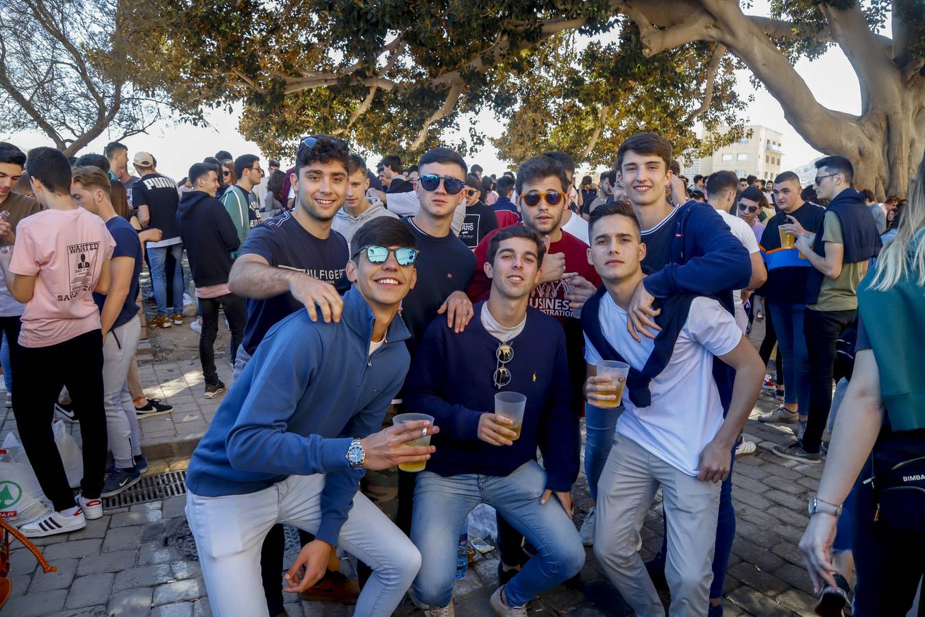 Universitarios de Industriales y 'Teleco' celebran San José en el campus, que instala un punto violeta contra las agresiones sexuales. Cocineros de la empresa El Tirol reparten platos de arroz