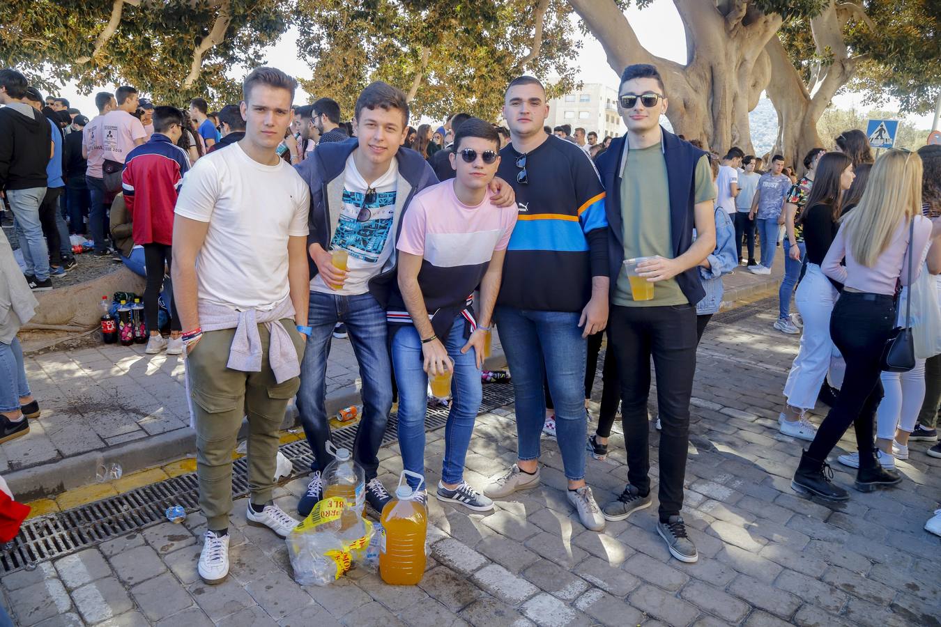 Universitarios de Industriales y 'Teleco' celebran San José en el campus, que instala un punto violeta contra las agresiones sexuales. Cocineros de la empresa El Tirol reparten platos de arroz