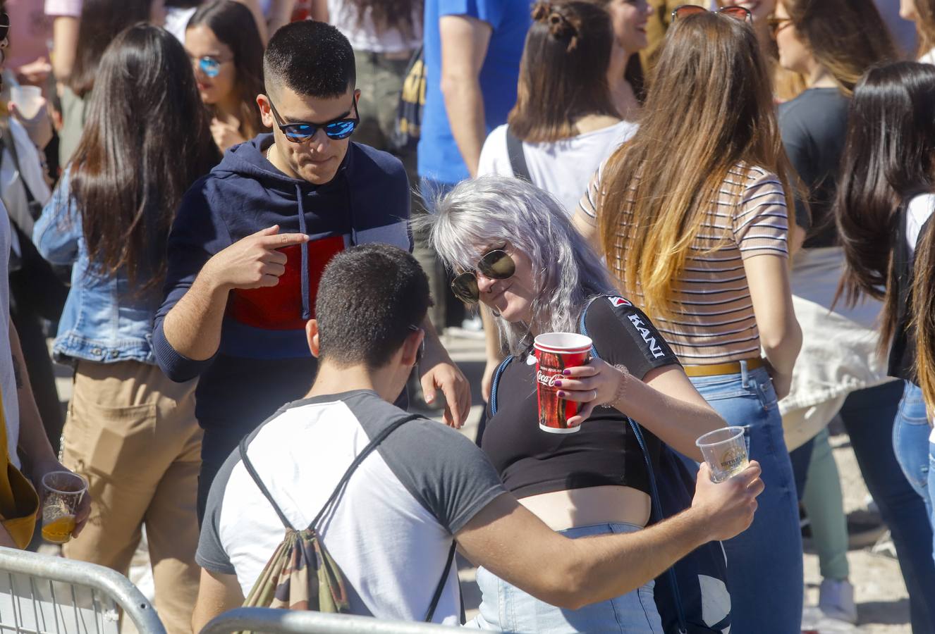 Universitarios de Industriales y 'Teleco' celebran San José en el campus, que instala un punto violeta contra las agresiones sexuales. Cocineros de la empresa El Tirol reparten platos de arroz