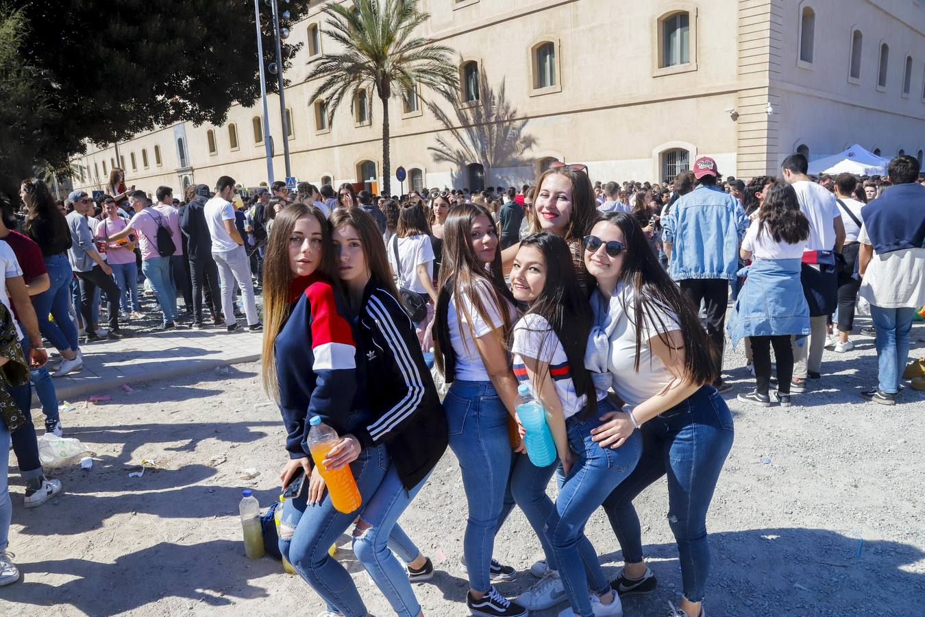 Universitarios de Industriales y 'Teleco' celebran San José en el campus, que instala un punto violeta contra las agresiones sexuales. Cocineros de la empresa El Tirol reparten platos de arroz