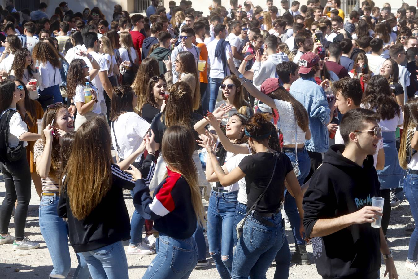 Universitarios de Industriales y 'Teleco' celebran San José en el campus, que instala un punto violeta contra las agresiones sexuales. Cocineros de la empresa El Tirol reparten platos de arroz