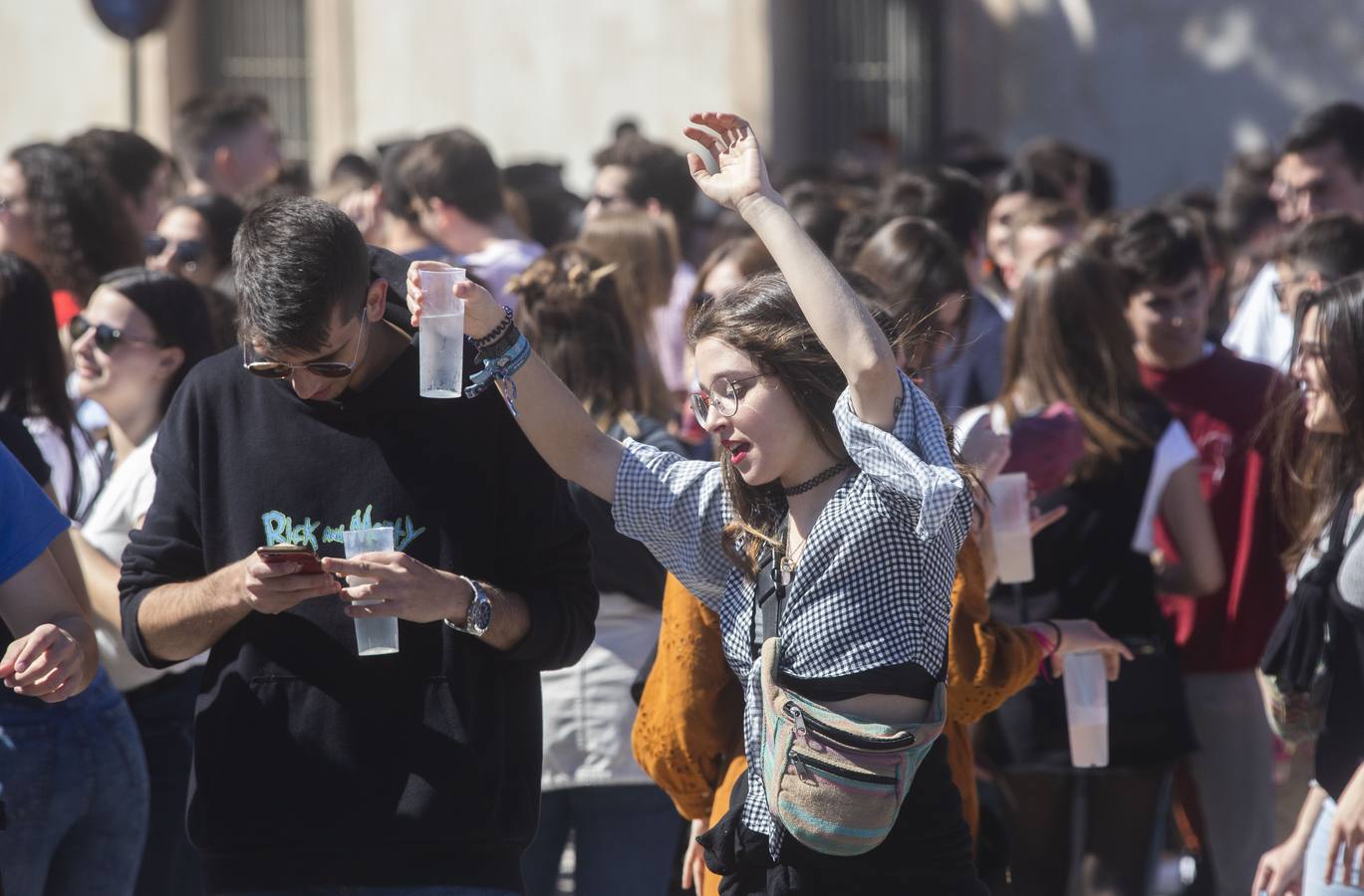 Universitarios de Industriales y 'Teleco' celebran San José en el campus, que instala un punto violeta contra las agresiones sexuales. Cocineros de la empresa El Tirol reparten platos de arroz