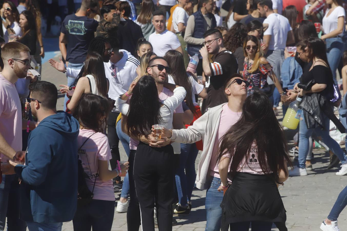Universitarios de Industriales y 'Teleco' celebran San José en el campus, que instala un punto violeta contra las agresiones sexuales. Cocineros de la empresa El Tirol reparten platos de arroz