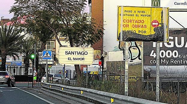 Señal en Ronda Sur que informa del inminente corte del paso a nivel de Santiago el Mayor. 