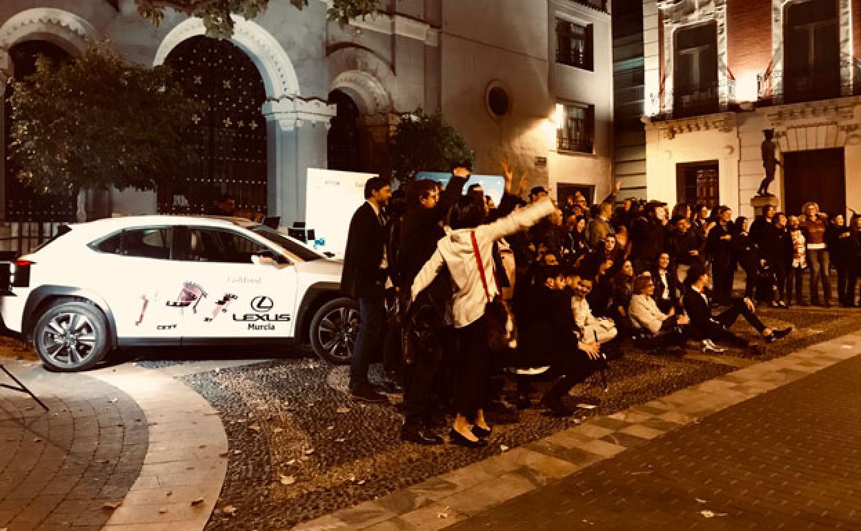 Los comensales realizaron un brindis junto al Lexus UX 250 que no pasó desapercibido. 