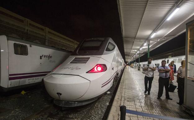 El primer tren híbrido que salió de Cartagena en septiembre rumbo a Madrid.