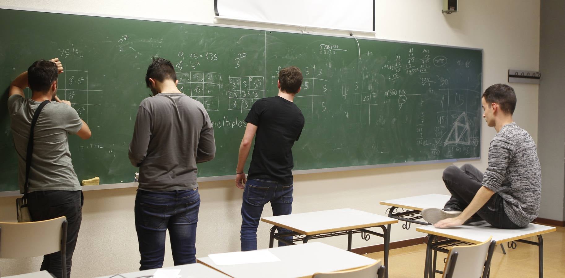 Los alumnos de la Facultad de Matemáticas de la Universidad de Murcia celebraron el Día del número Pi, que se festeja el 14 de marzo en todo el mundo, con actividades para la divulgación de su disciplina