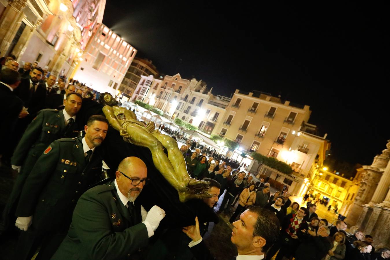 El silencio y la solemnidad se impusieron en la plaza de Belluga para recibir al Cristo Yacente, que fue trasladado desde la iglesia de San Juan de Dios hasta la Catedral 