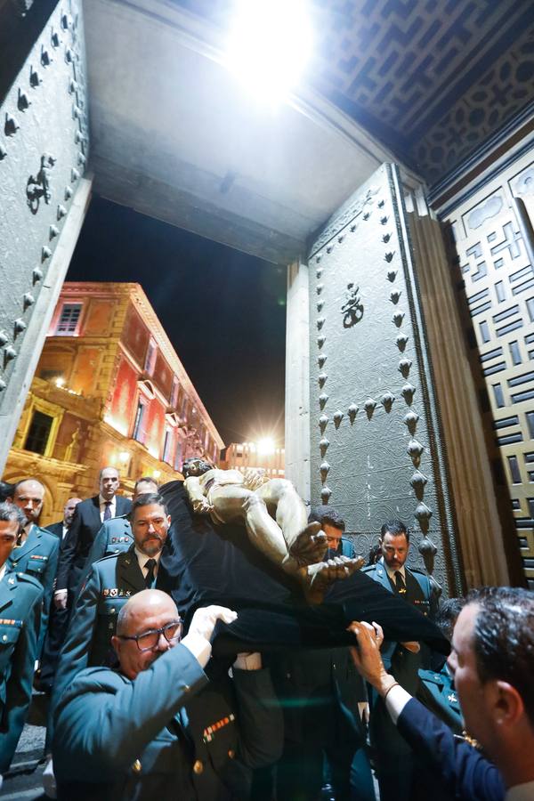 El silencio y la solemnidad se impusieron en la plaza de Belluga para recibir al Cristo Yacente, que fue trasladado desde la iglesia de San Juan de Dios hasta la Catedral 