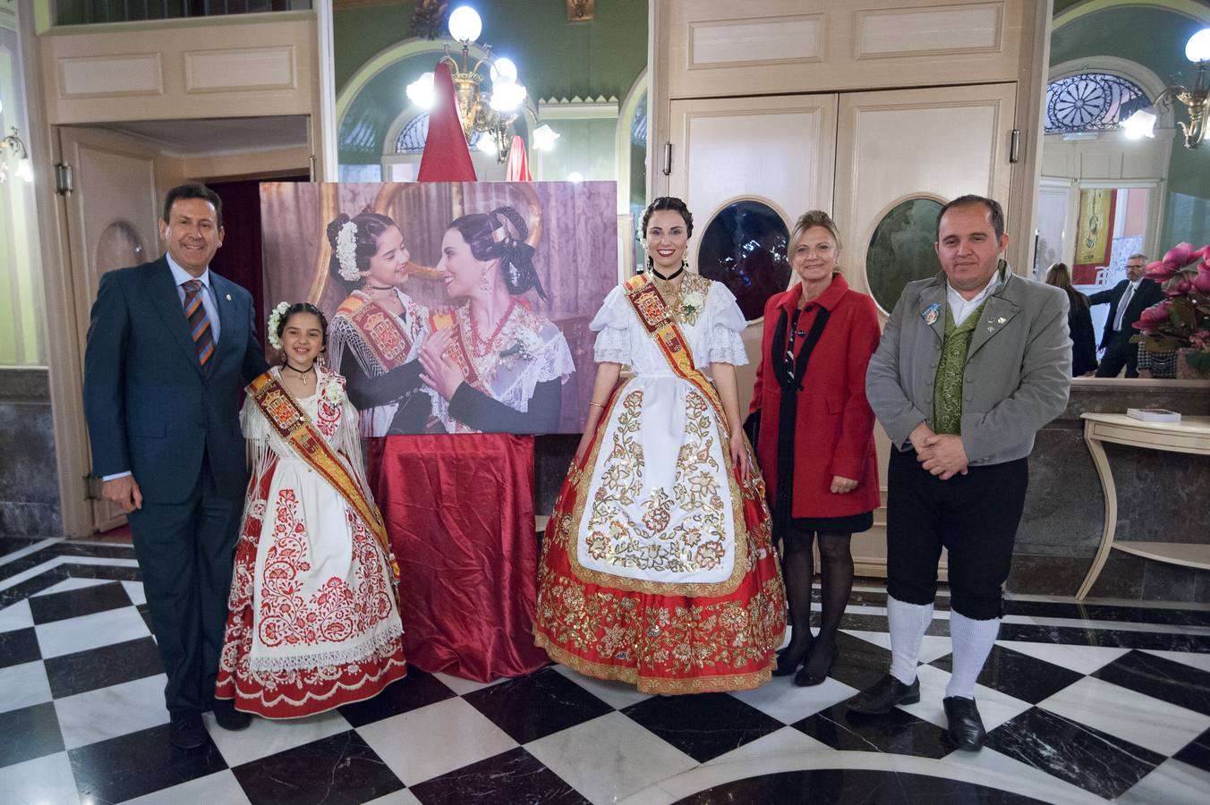 El Teatro Romea se llenó de emoción y alguna lágrima durante la gala 'Un año de Reinado', en la que las Reinas de la Huerta Mayor e infantil de 2018 y sus cortes de honor recibieron el agradecimiento y los obsequios de recuerdo.