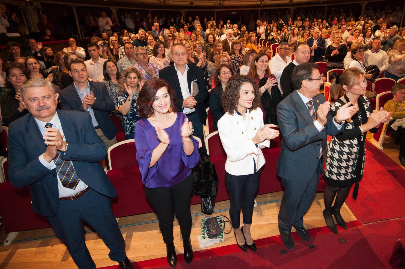 El Teatro Romea se llenó de emoción y alguna lágrima durante la gala 'Un año de Reinado', en la que las Reinas de la Huerta Mayor e infantil de 2018 y sus cortes de honor recibieron el agradecimiento y los obsequios de recuerdo.