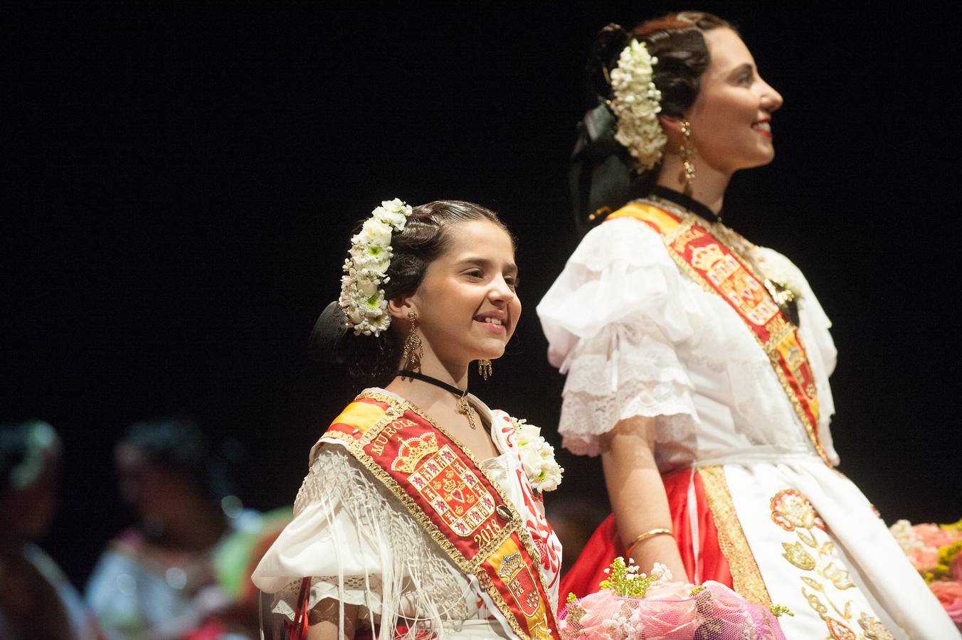 El Teatro Romea se llenó de emoción y alguna lágrima durante la gala 'Un año de Reinado', en la que las Reinas de la Huerta Mayor e infantil de 2018 y sus cortes de honor recibieron el agradecimiento y los obsequios de recuerdo.