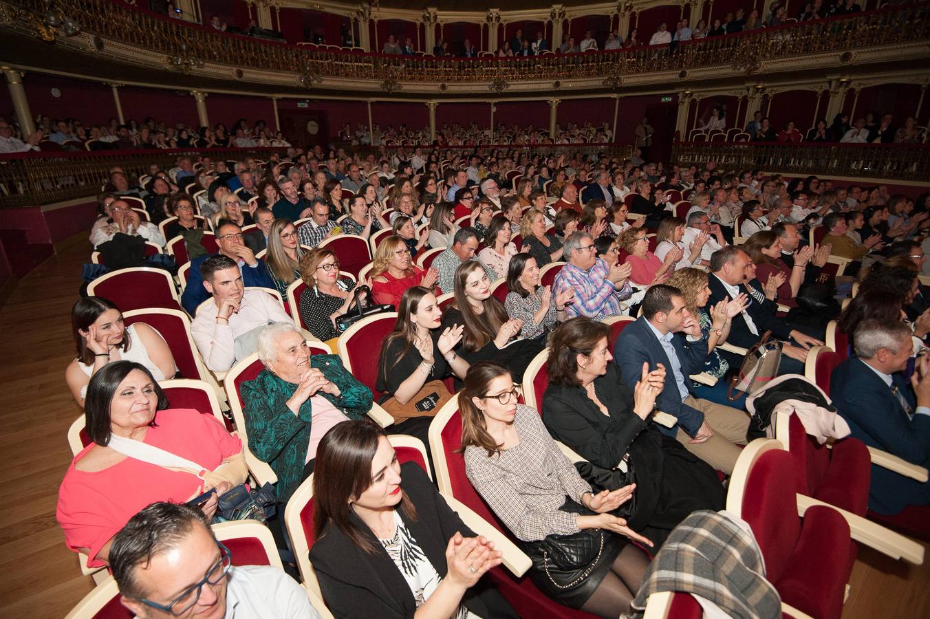 El Teatro Romea se llenó de emoción y alguna lágrima durante la gala 'Un año de Reinado', en la que las Reinas de la Huerta Mayor e infantil de 2018 y sus cortes de honor recibieron el agradecimiento y los obsequios de recuerdo.