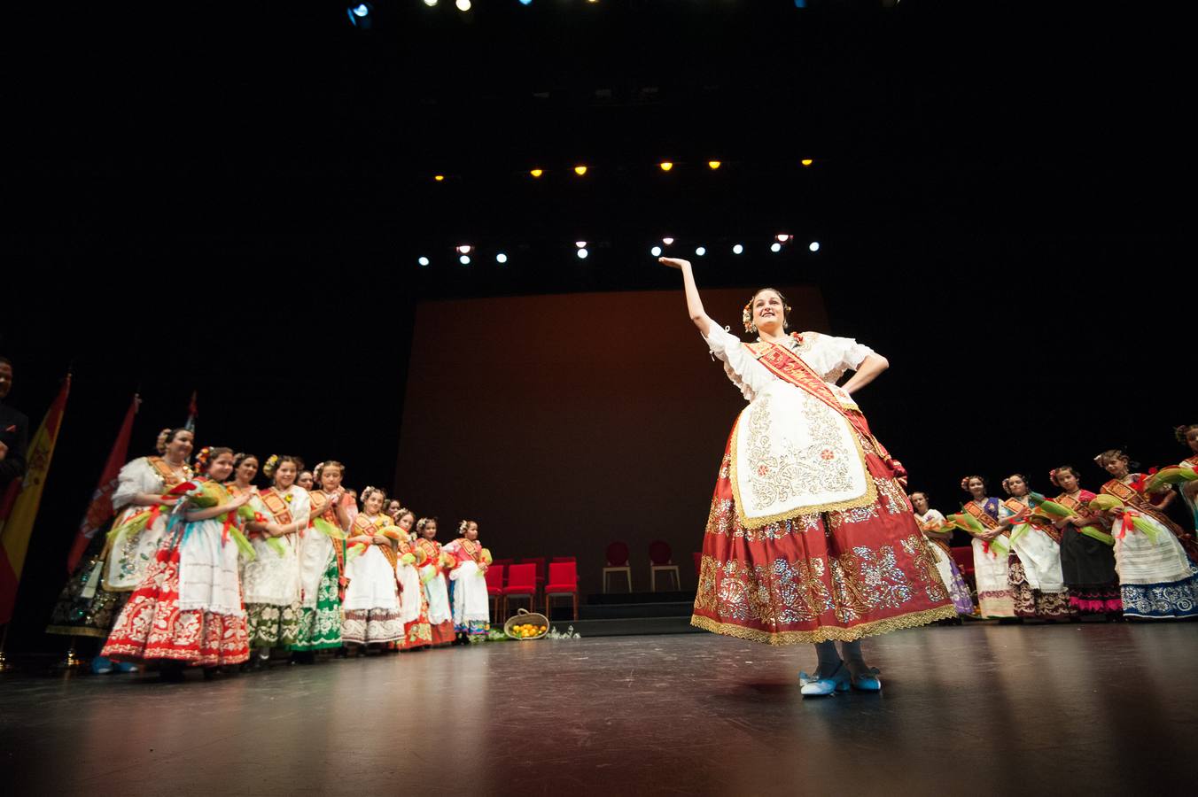 El Teatro Romea se llenó de emoción y alguna lágrima durante la gala 'Un año de Reinado', en la que las Reinas de la Huerta Mayor e infantil de 2018 y sus cortes de honor recibieron el agradecimiento y los obsequios de recuerdo.