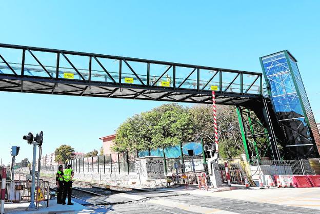 La pasarela peatonal, con los ascensores instalados, ayer a mediodía. 