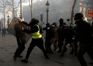 Imagen secundaria 1 - La violencia vuelve a París cuando los &#039;chalecos amarillos&#039; cumplen cuatro meses