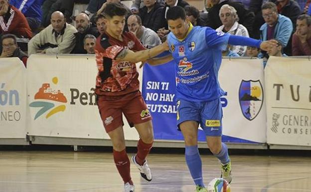 Dario, jugador de ElPozo Murcia, pugna por el balón frente a Gava, del Peñíscola RehabMedic.