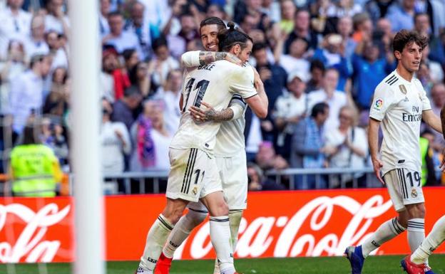 Sergio Ramos felicita a Bale por su gol. 