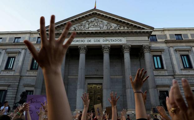Protesta de mujeres contra La Manada en el Congreso de Madrid.