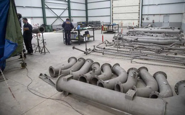 Dos trabajadores de Herjimar realizan inspecciones a las tuberías del submarino 'Galerna', al que Navantia somete a una revisión integral. 