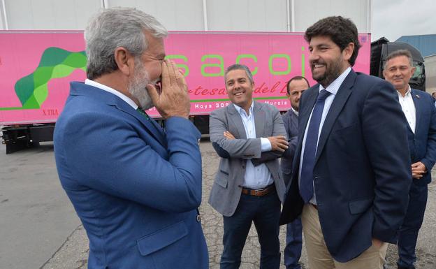 El presidente de la Comunidad, Fernando López Miras (izq.), en su visita a las instalaciones de la Sociedad Cooperativa Sagrado Corazón de Jesús en Lorca.