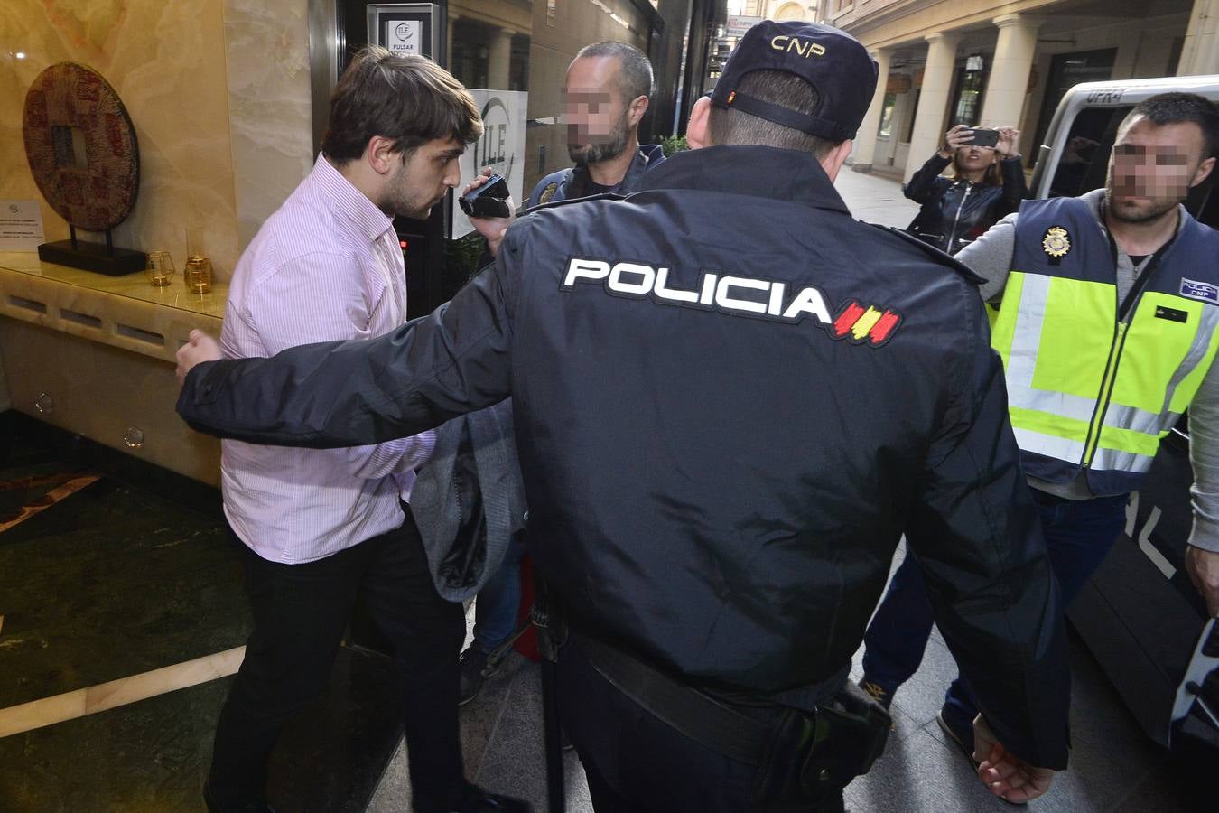 La Policía imputa a los tres arrestados delitos de coacciones, detención ilegal, apropiación indebida, estafa e intrusismo, lesiones, trato degradante, organización criminal, delito contra la salud pública, contra los derechos de los trabajadores y de robo con violencia