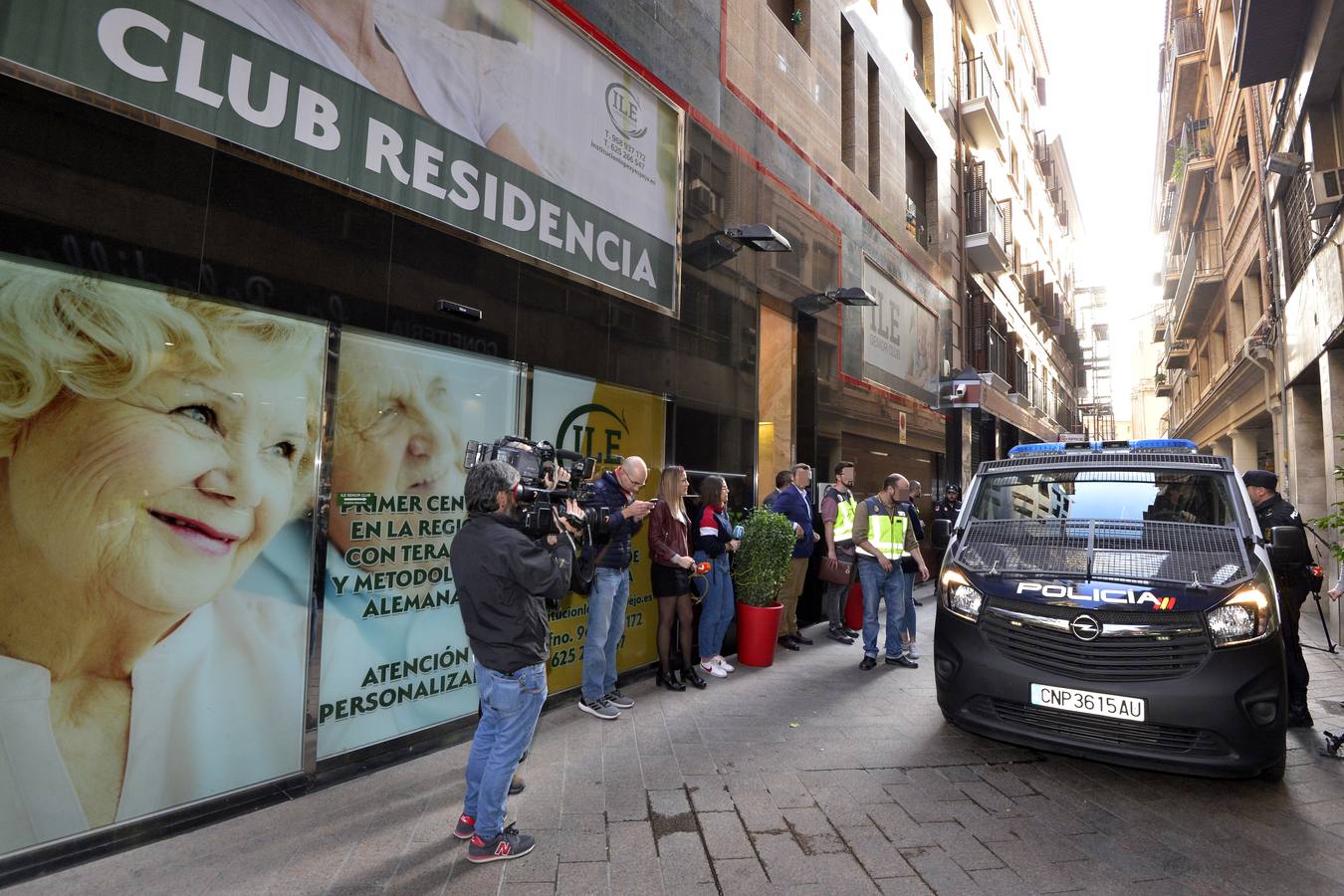 La Policía imputa a los tres arrestados delitos de coacciones, detención ilegal, apropiación indebida, estafa e intrusismo, lesiones, trato degradante, organización criminal, delito contra la salud pública, contra los derechos de los trabajadores y de robo con violencia
