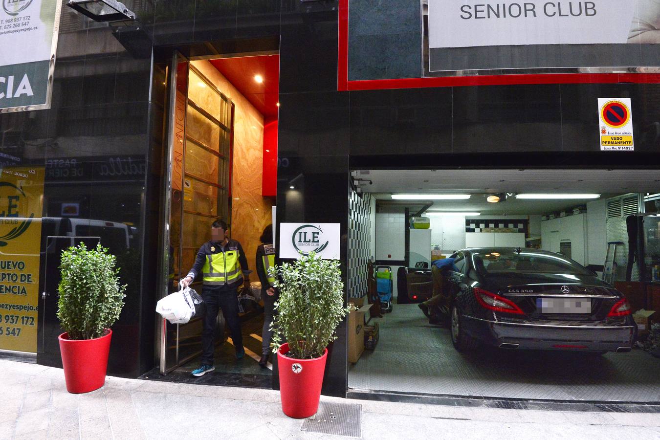 La Policía imputa a los tres arrestados delitos de coacciones, detención ilegal, apropiación indebida, estafa e intrusismo, lesiones, trato degradante, organización criminal, delito contra la salud pública, contra los derechos de los trabajadores y de robo con violencia