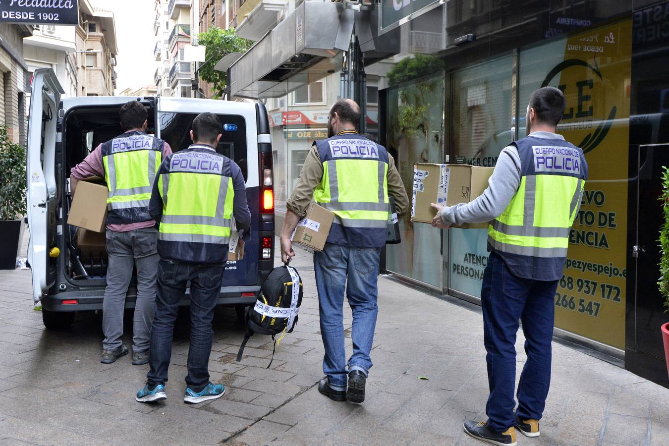 La Policía imputa a los tres arrestados delitos de coacciones, detención ilegal, apropiación indebida, estafa e intrusismo, lesiones, trato degradante, organización criminal, delito contra la salud pública, contra los derechos de los trabajadores y de robo con violencia
