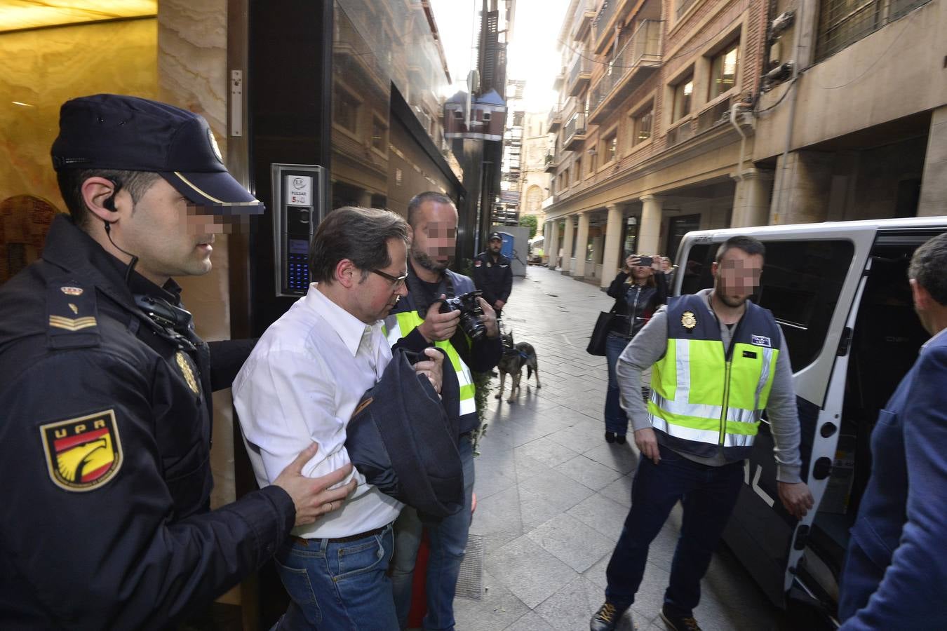 La Policía imputa a los tres arrestados delitos de coacciones, detención ilegal, apropiación indebida, estafa e intrusismo, lesiones, trato degradante, organización criminal, delito contra la salud pública, contra los derechos de los trabajadores y de robo con violencia