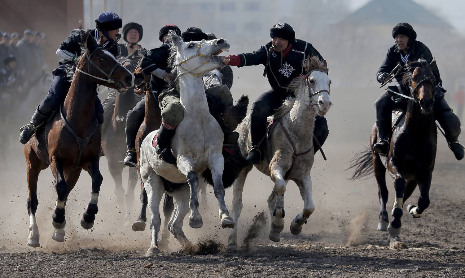 Varios jinetes participan en la competición tradicional kirguizistana llamada 'Kok-Boru', o arrastre de la cabra, con motivo de las celebraciones del Año Nuevo en el calendario solar persa, en Biskek (Kirguizistán). En el Kok-Boru los jugadores deben agarrar el cuerpo de una cabra desde el suelo mientras montan a caballo e intentar anotar un tanto al dejarlo sobre la portería del contrario.