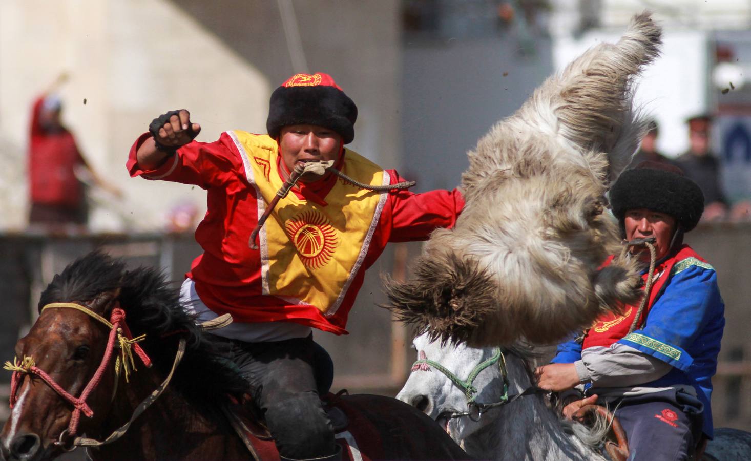 Varios jinetes participan en la competición tradicional kirguizistana llamada 'Kok-Boru', o arrastre de la cabra, con motivo de las celebraciones del Año Nuevo en el calendario solar persa, en Biskek (Kirguizistán). En el Kok-Boru los jugadores deben agarrar el cuerpo de una cabra desde el suelo mientras montan a caballo e intentar anotar un tanto al dejarlo sobre la portería del contrario.