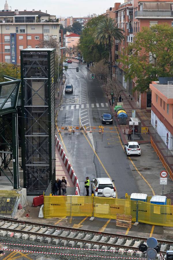 Los vecinos tienen que utilizar desde este martes la pasarela elevada instalada por Adif para cruzar a pie de un lado a otro de las vías