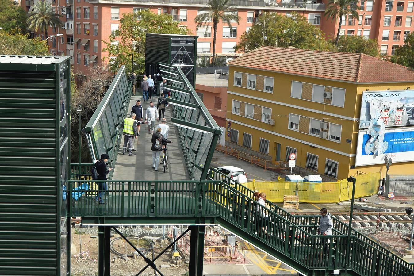 Los vecinos tienen que utilizar desde este martes la pasarela elevada instalada por Adif para cruzar a pie de un lado a otro de las vías