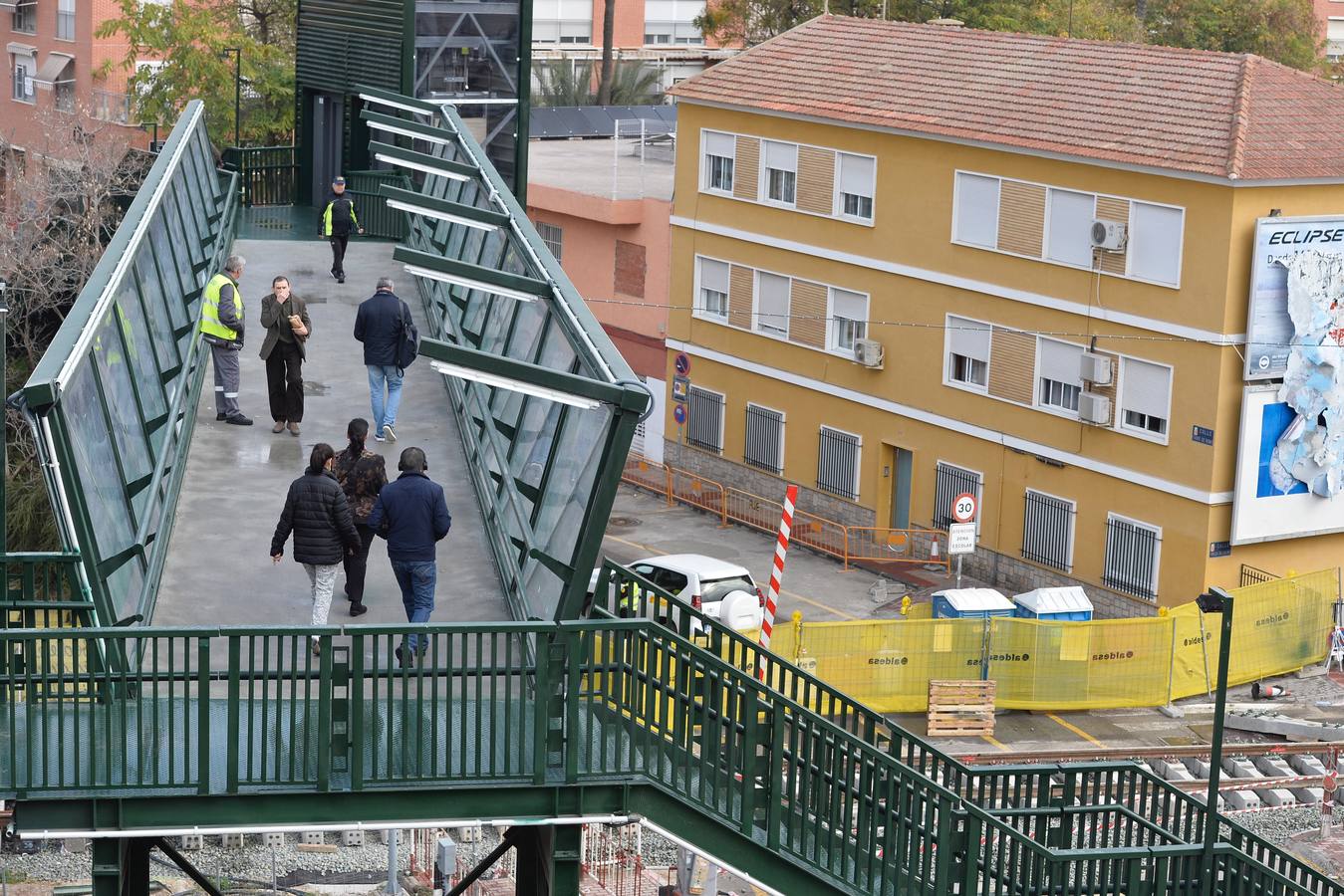 Los vecinos tienen que utilizar desde este martes la pasarela elevada instalada por Adif para cruzar a pie de un lado a otro de las vías