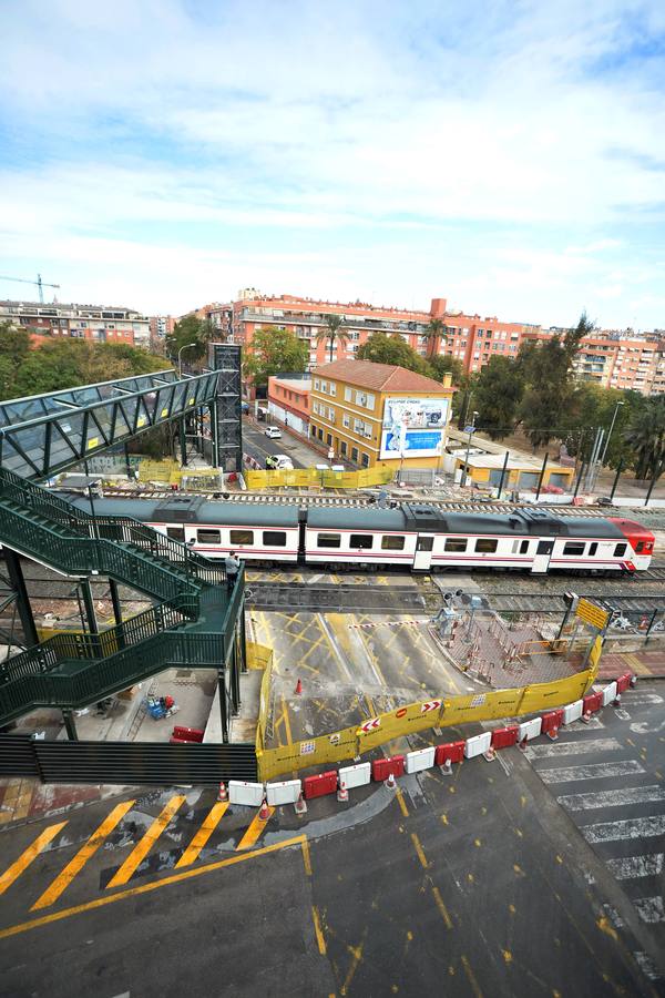 Los vecinos tienen que utilizar desde este martes la pasarela elevada instalada por Adif para cruzar a pie de un lado a otro de las vías